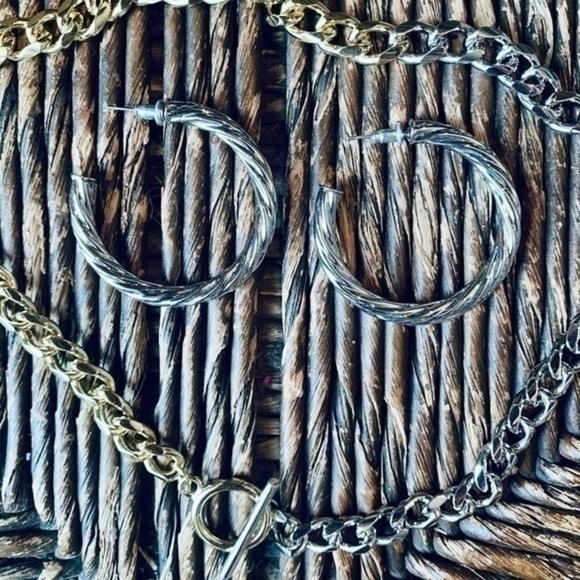 ✨💛 Silver Tone Chunky Twist Hoop Earrings ✨✨ - Picture 7 of 7